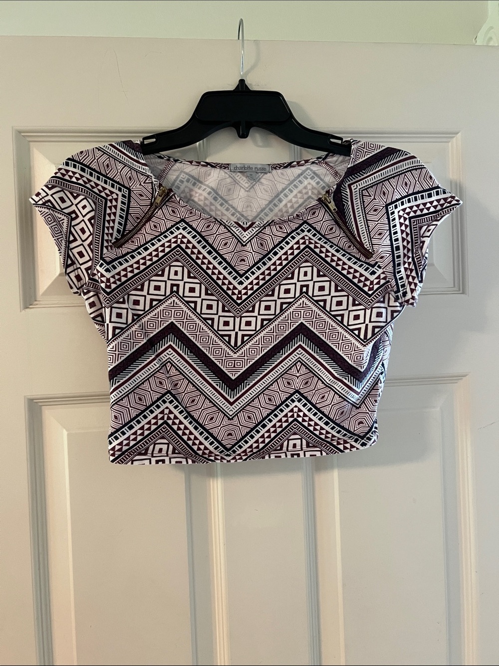 Charlotte Russe Black and White Zigzag Geometric Crop Top